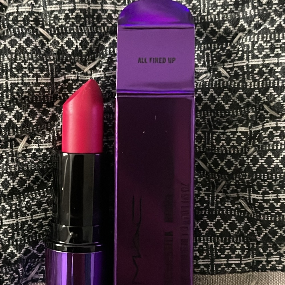 MAC: Magic of the Nigh: Retro Matte Lipstick in All Fired Up🖤Brand New🎆 - Picture 2 of 3